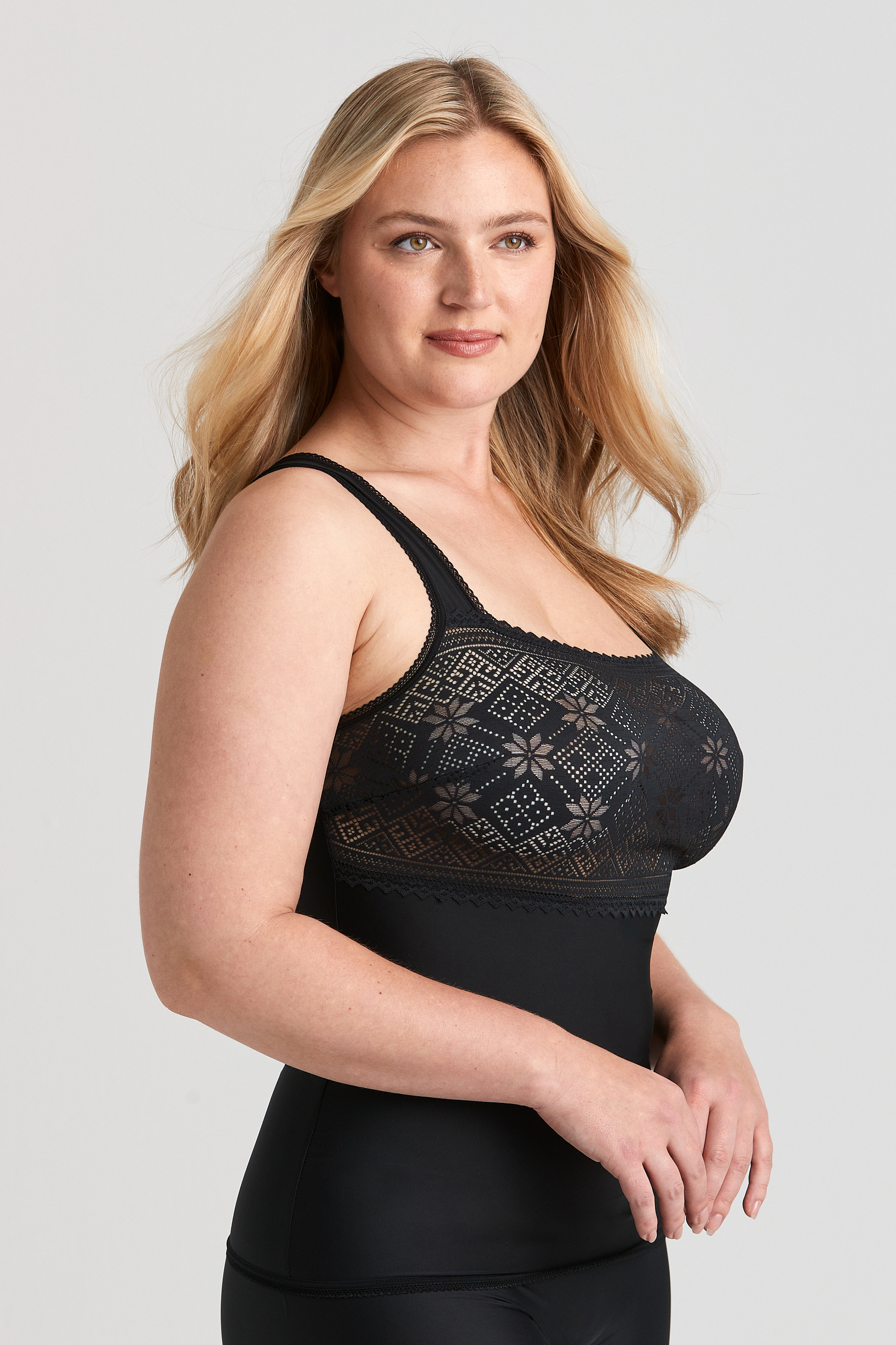 Cool Sensation - Thin camisole with lace detailing made from