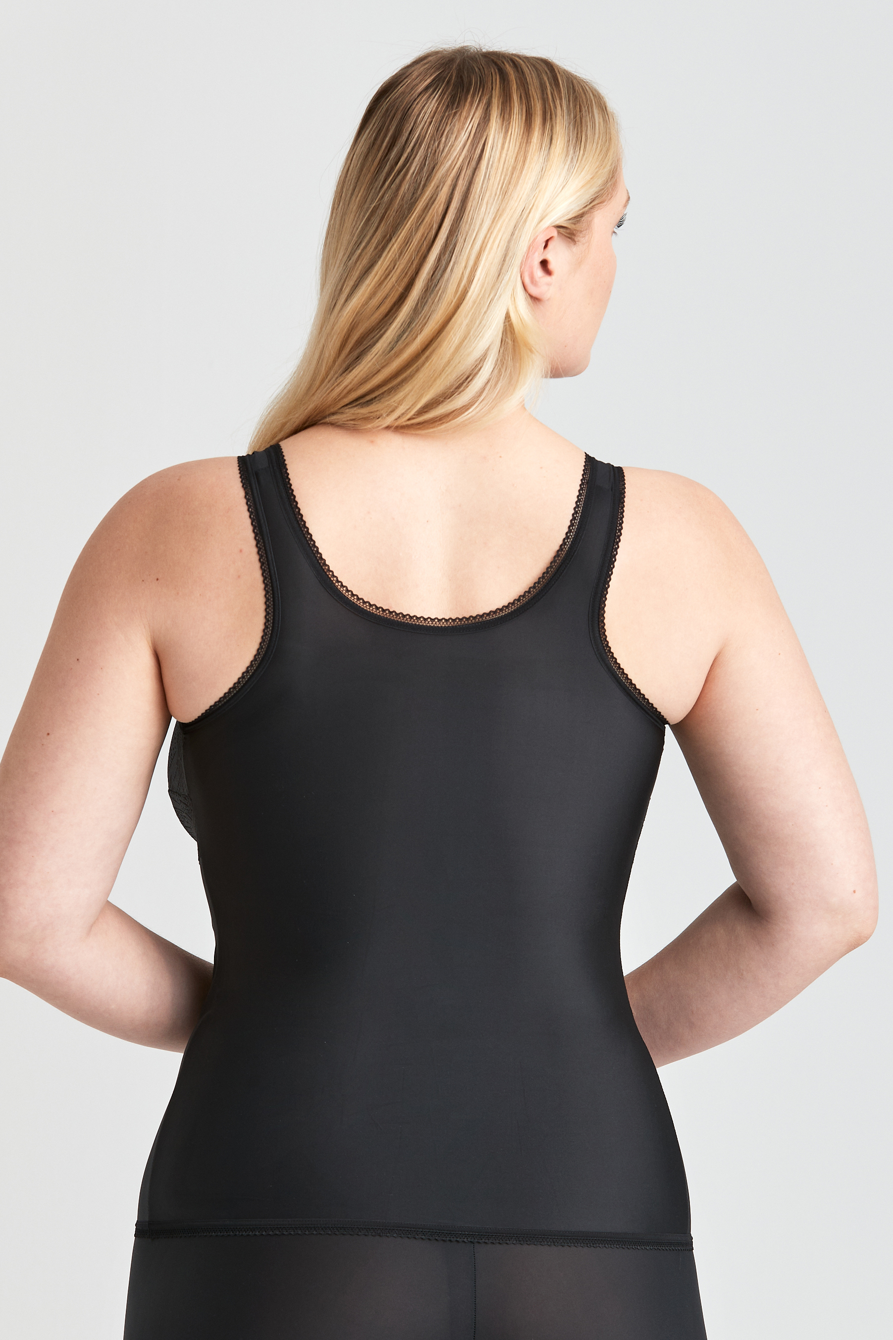 Cool Sensation - Thin camisole with lace detailing made from